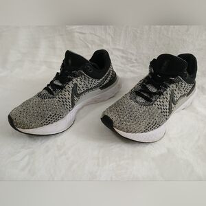 Nike Black and Gray Running Shoes DH5392-006